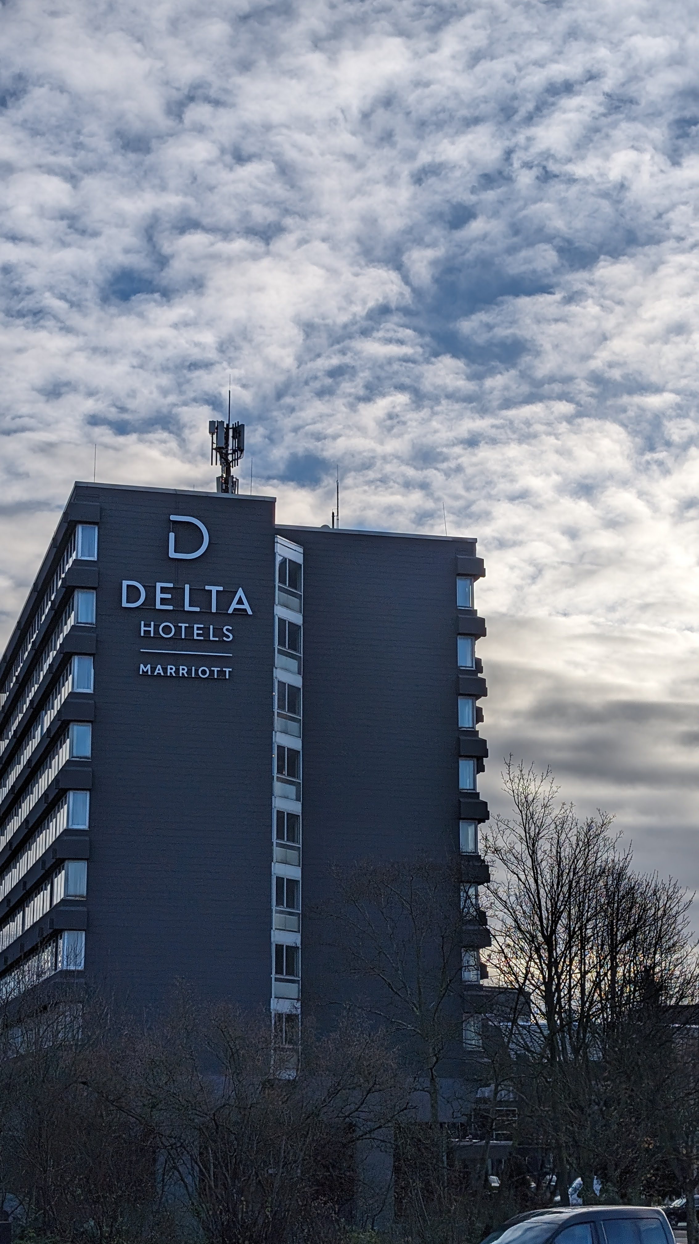 Ein Bild des DELTA Hotels am Büchelter Hof von der gegenüberliegenden Straßenseite aus